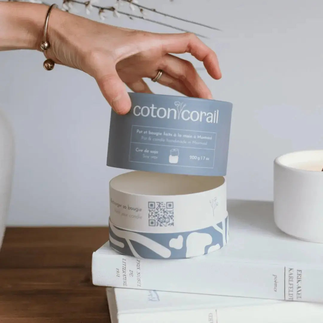 Bougie - Bali | Bois de Santal + Sauge Coton Corail Bougie Parfumée - Fait au québec