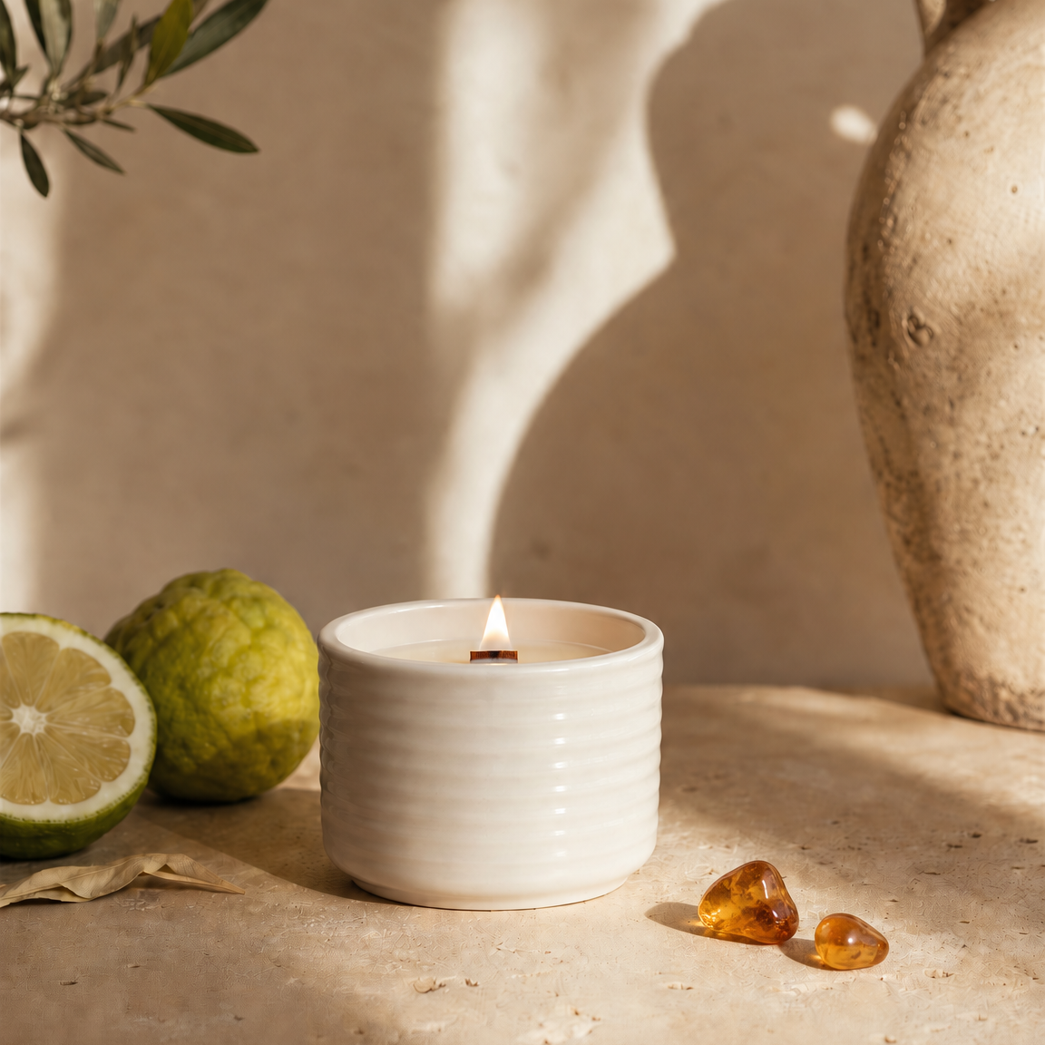 Bougie artisanale parfumée - Bergamote Ambregris - Fait main - céramique - Rechargeable - Cire de Coco - Mèche en bois
