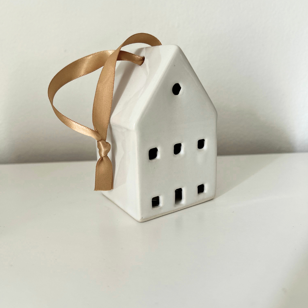 Ornement en céramique fait main en forme de maison