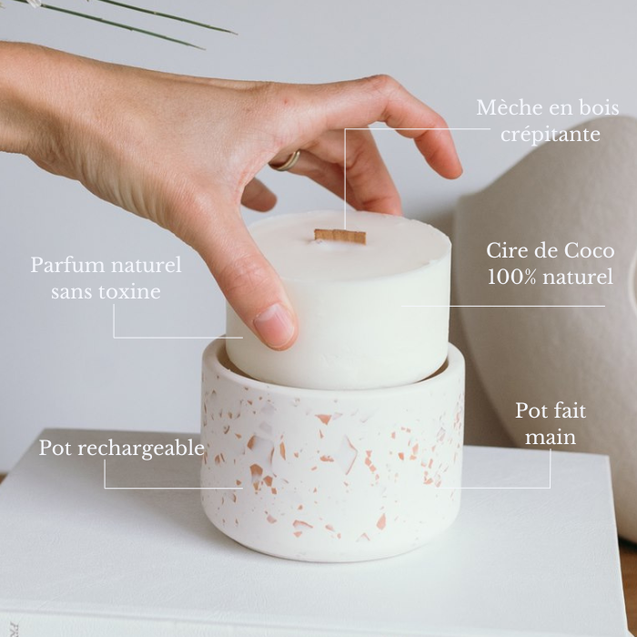Image spécifications d’une bougie Java Coton Corail : composition en cire de coco, Mèche en bois, parfum, rechargeable détails du pot fait à la main.