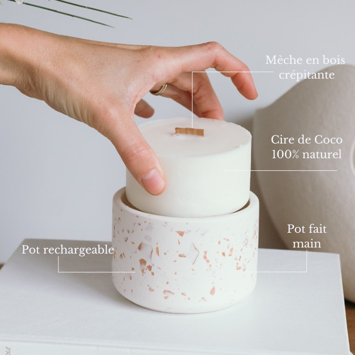 Image spécifications d’une bougie sans parfum Coton Corail : composition en cire de coco, Mèche en bois, rechargeable détails du pot fait à la main.